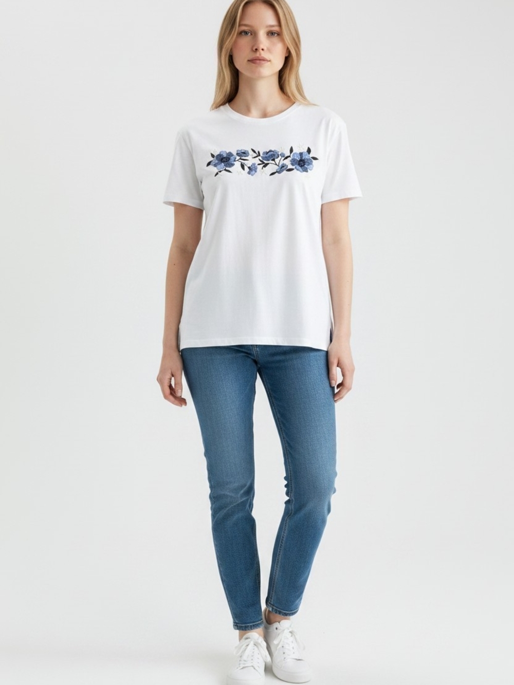 NWT Maurices White Blue Floral Embroidered T-Shirt Size Large